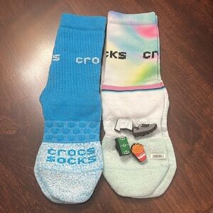 2 pairs Crocs Socks and 4 jibbitz. Heel to toe 7.5” plus stretch